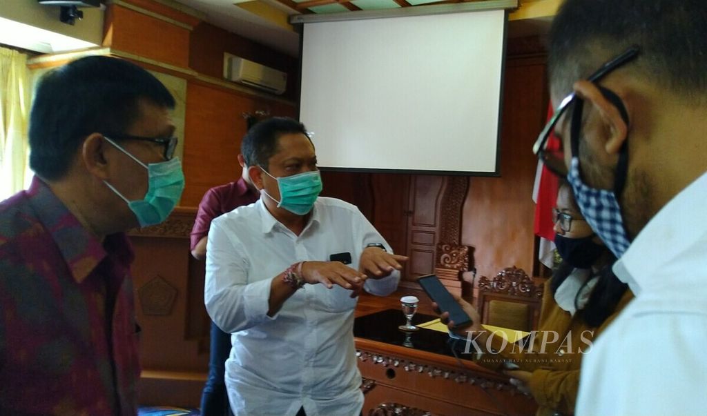 Wali Kota Denpasar Ida Bagus Rai Dharmawijaya Mantra (tengah) diwawancarai seusai konferensi pers di Kantor Wali Kota Denpasar, Bali, Rabu (13/5/2020). 