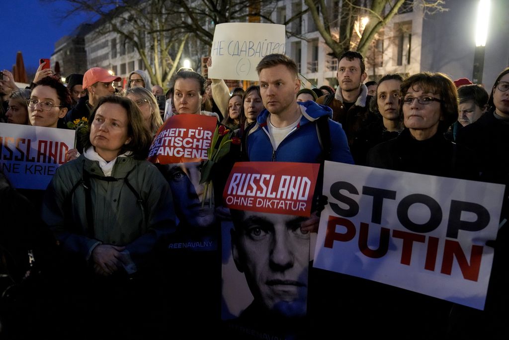 Warga menghadiri aksi protes di depan kedutaan Rusia di Berlin, Jerman, Jumat (16/2/2024). 