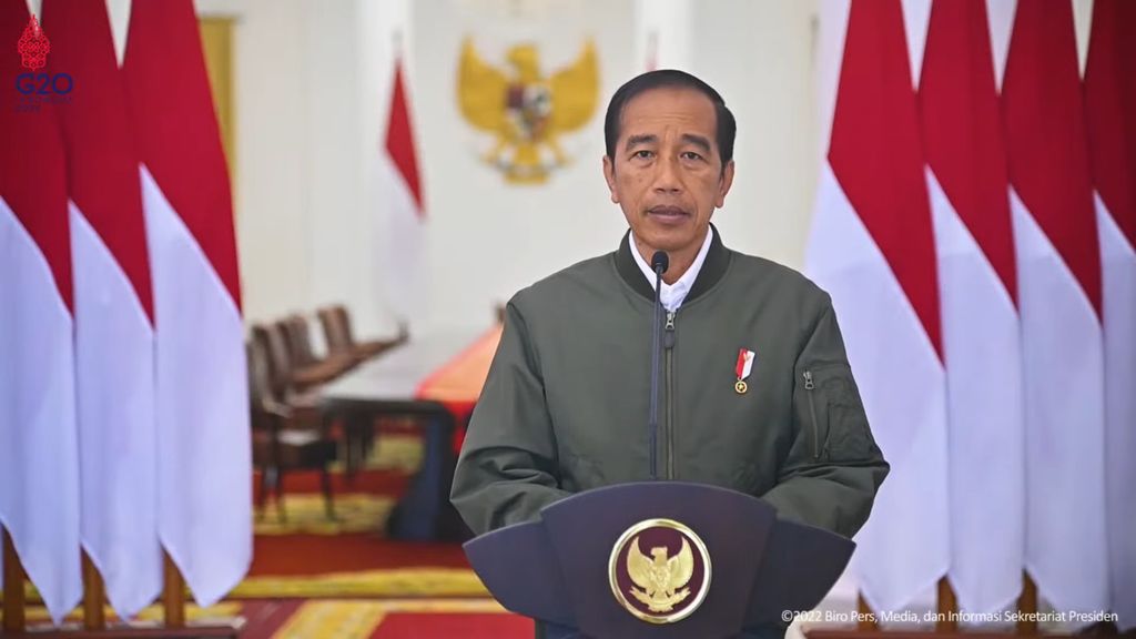 Presiden Joko Widodo saat menyampaikan keterangan pers terkait tragedi sepak bola di Stadion Kanjuruhan, Malang, Jawa Timur, di Istana Kepresidenan Bogor, Jawa Barat, Minggu (2/10/2022).