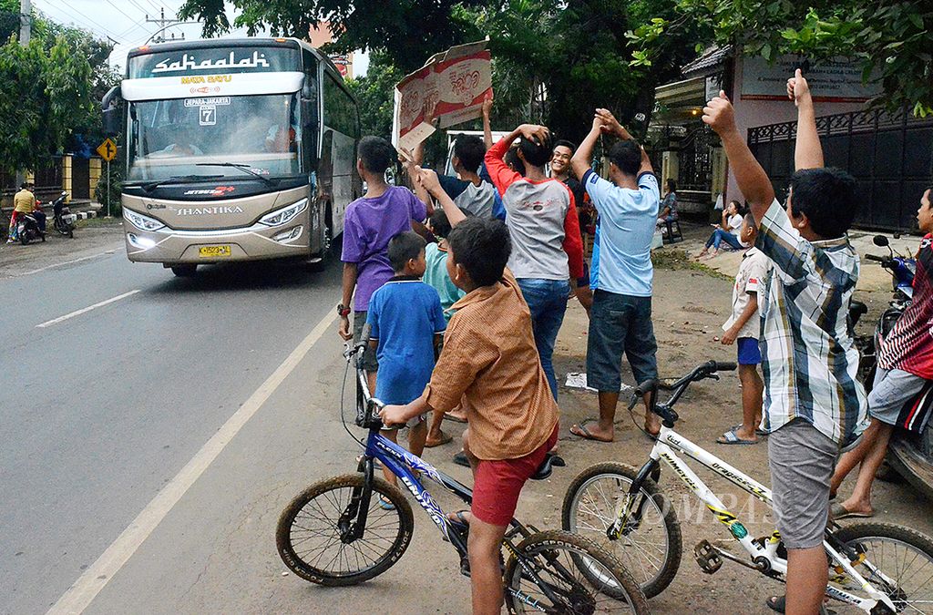 Anak-anak dan remaja di Desa Ngabul, Tahunan, Kabupaten Jepara, Jawa Tengah, beberapa waktu lalu berdiri di tepi jalan raya Jepara-Kudus. Mereka meminta sopir bus membunyikan klakson modifikasi yang kerap disebut klakson "telolet". 