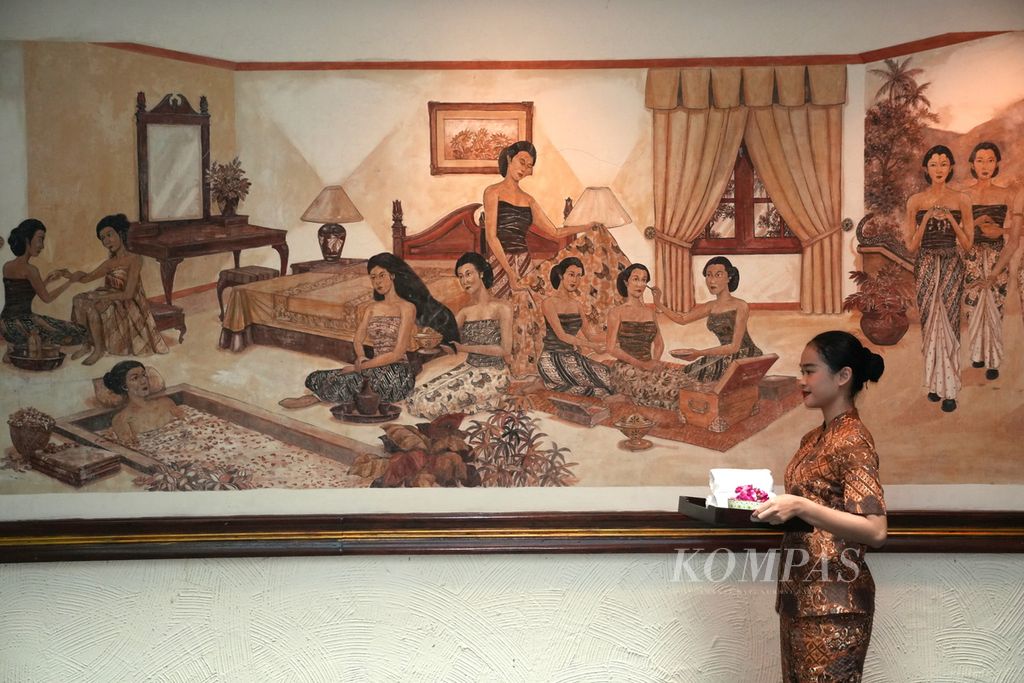 Therapists brought towels and flowers for service preparation at Taman Sari Royal Heritage Spa in Tanah Abang, Central Jakarta on Friday (19/4/2024). This spa, which has a classic Javanese cultural concept, is inspired by the Taman Sari pool, a royal family bathing place in the Yogyakarta Palace.