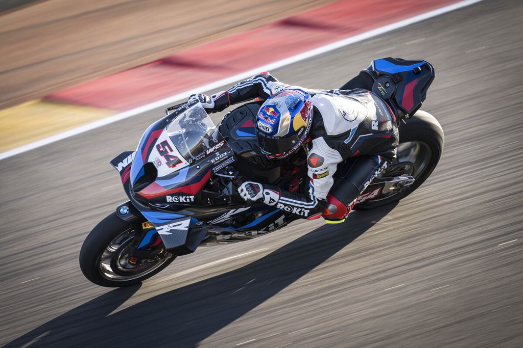 Pebalap tim Rokit BMW Mororrad Toprak Razgatlioglu memacu motor M1000RR dalam balapan Superbike di Sirkuit Aragon, Minggu (29/9/2024). Razgatlioglu berpeluang mengunci gelar juara dalam balapan di Estoril, 11-13 Oktober 2024.