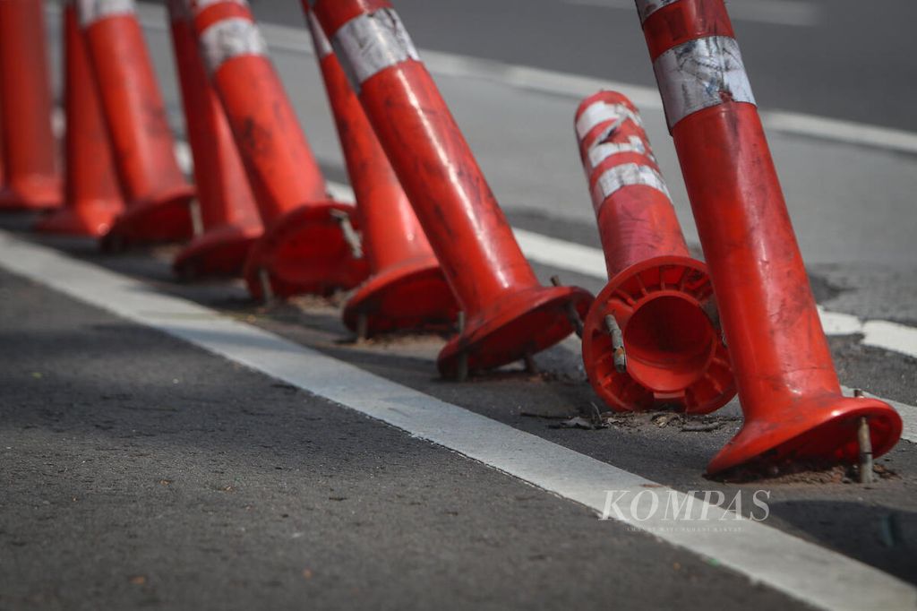 <i>Stick cone </i>pembatas lajur sepeda yang terlepas dari aspal di Jalan RM Margono Djojohadikoesoemo, Jakarta Pusat, Minggu (12/3/2023). 