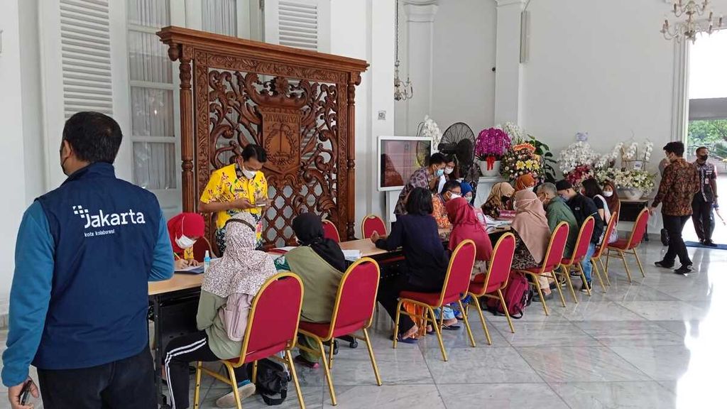 Proses pengaduan di meja aduan di Balai Kota Jakarta, Kamis (20/10/2022). 
