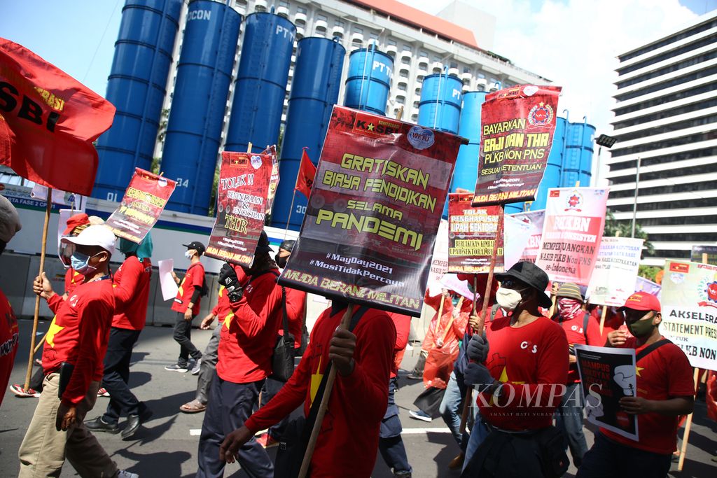 Massa buruh yang tergabung dalam Kongres Aliansi Serikat Buruh Indonesia berunjuk rasa memperingati Hari Buruh Internasional, di Jakarta, Sabtu (1/5/2021). 