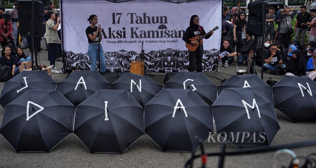 Para aktivis dan masyarakat peduli pelanggaran HAM berkumpul dalam Aksi Kamisan ke-802 di seberang Istana Merdeka, Jakarta, Kamis (18/1/2024). 