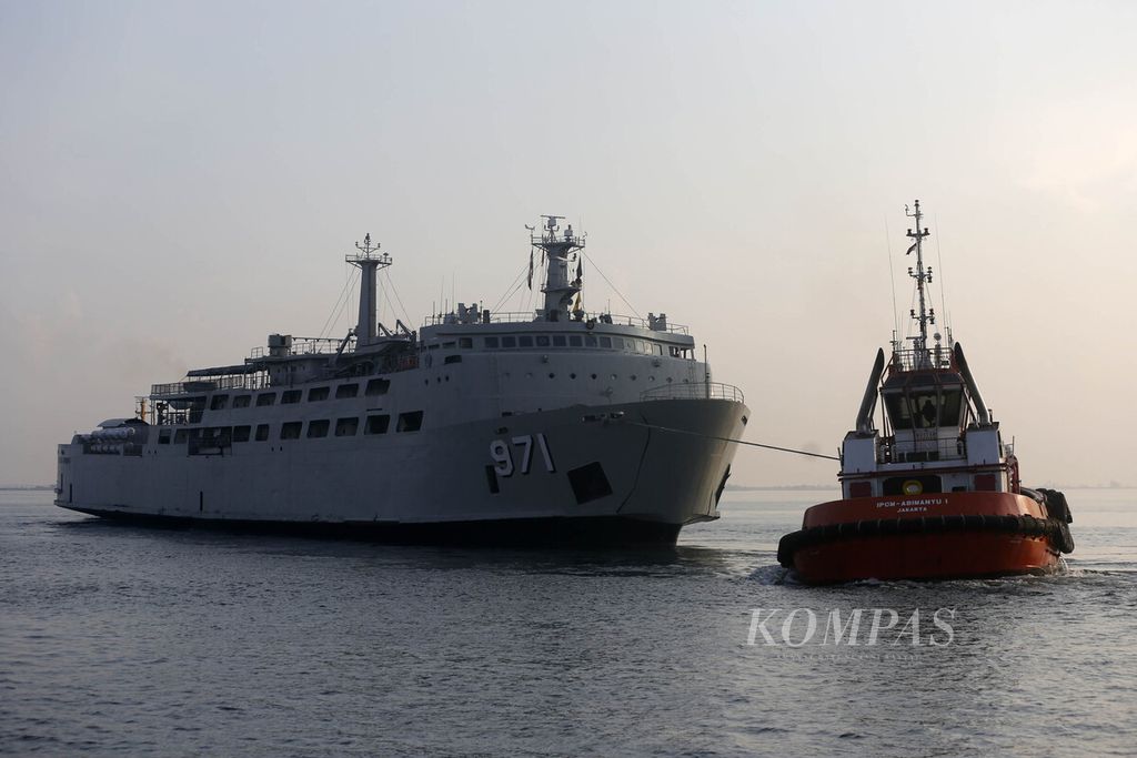 Kapal tunda mendorong dan mengarahkan KRI Tanjung Kambani yang hendak keluar dari dermaga Pelabuhan Tanjung Priok, Jakarta, Selasa (20/12/2022).