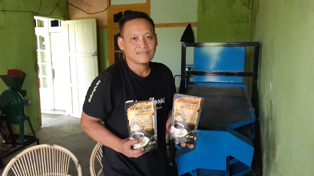 Firdianto menunjukkan kopi Kepahiang kualitas premium, Westkust Kopi, Kamis (28/7/2022). Kopi produksi petani Bina Karya ini pemasarannya sudah merambah nasional bahkan mulai ekspor namun tidak langsung. 