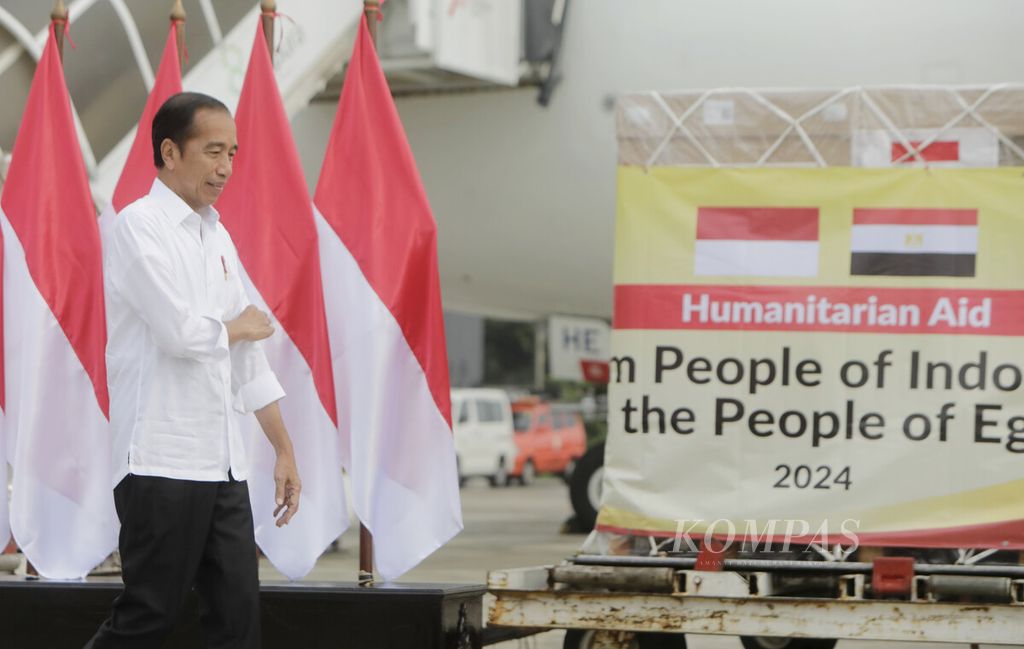 President Joko Widodo walked as he was about to release the Indonesian government delegation and humanitarian aid for the Palestinian and Sudanese citizens who were affected by the crisis in the Middle East at the Base Ops Lanud Halim Perdanakusuma, East Jakarta on Wednesday (3/4/2024).