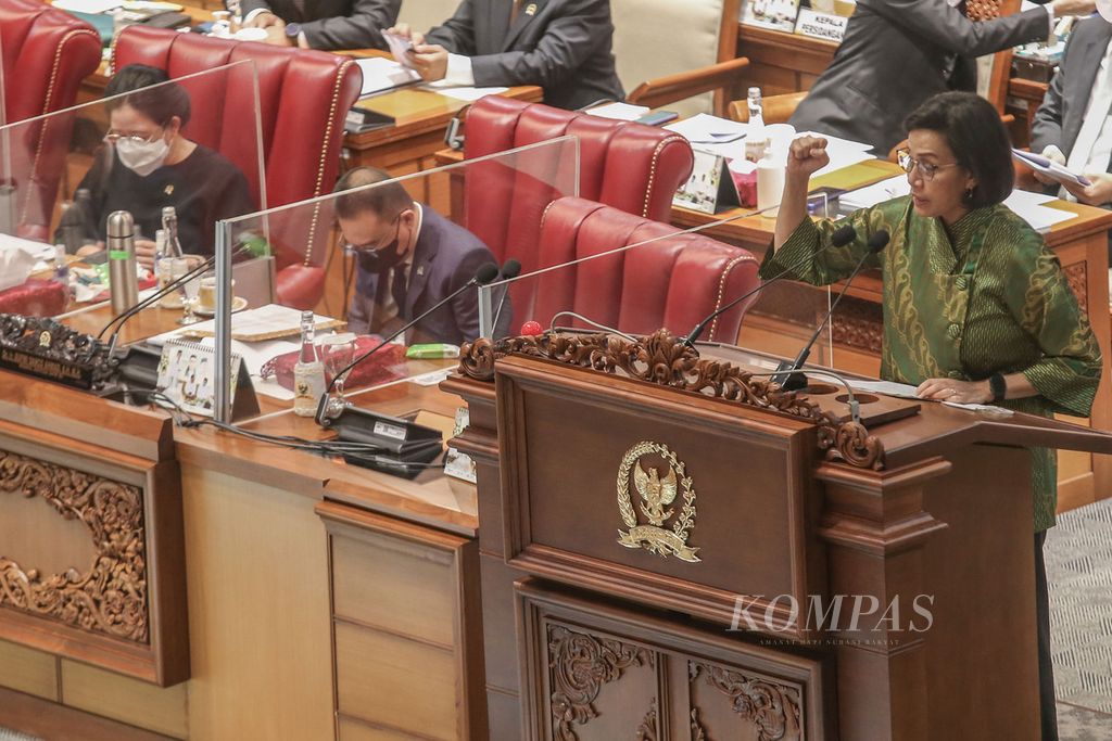 Perwakilan pemerintah, Menko Perekonomian Ad Interim Sri Mulyani, memberikan pandangan pemerintah terkait pengesahan Rancangan Undang-Undang Pembentukan Peraturan Perundang-Undangan (RUU PPP) menjadi undang-undang dalam Rapat Paripurna DPR di Kompleks Parlemen, Senayan, Jakarta, Selasa (24/5/2022). 