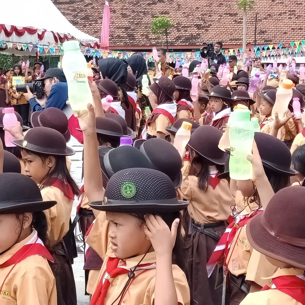 Siswa SD di Kabupaten Kudus, Jawa Tengah, yang mengikuti Olimpiade Sains Kuark 2018 diajak berkomitmen peduli pada isu perubahan iklim. Para siswa membawa botol air minum yang bisa dipakai berulang-ulang sebagai aksi nyata peduli pada isu mengurangi dampak perubahan iklim.