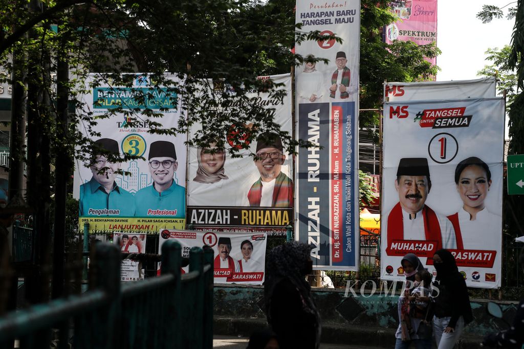 Ilustrasi. Baliho pasangan calon wali kota-wakil wali kota Tangerang Selatan terpasang di sekitar Pasar Ciputat, Tangerang Selatan, Banten, Selasa (3/11/2020). 