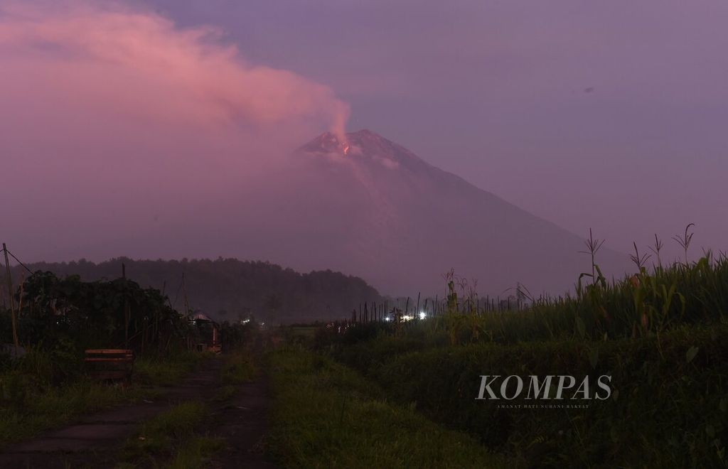 Gunung Semeru dilihat dari Desa Supiturang, Kecamatan Pronojiwo, Kabupaten Lumajang, Jawa Timur, Senin (5/12/2022).