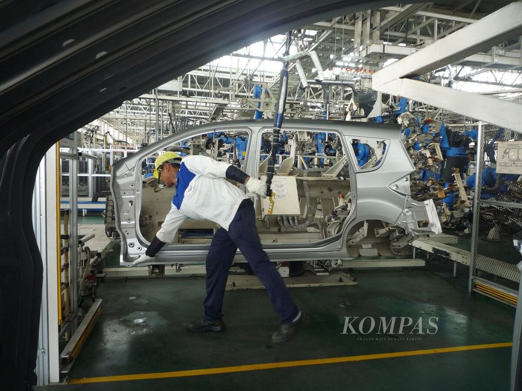 Sumber daya manusia tetap dibutuhkan untuk operasional robot yang produksi mobil Suzuki Ertiga.
