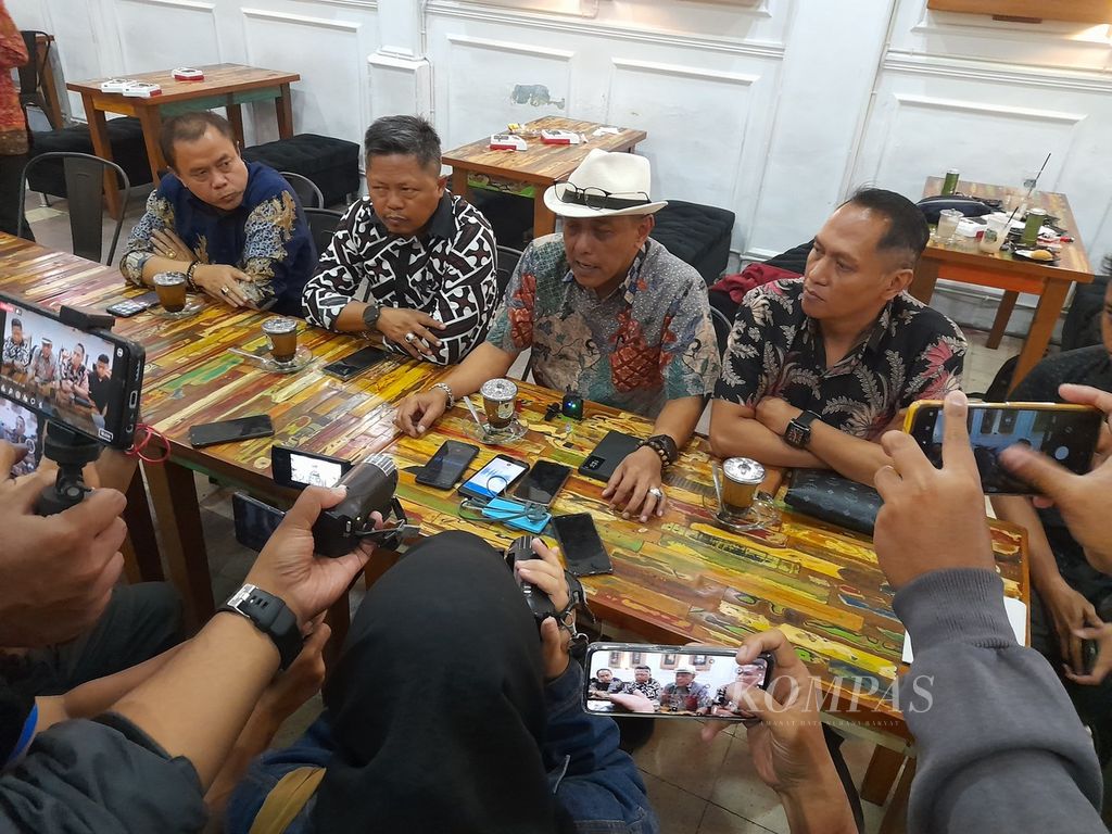 Tim Advokasi Hukum Aremania Menggugat tengah menggelar keterangan pers, Rabu (26/10/2022) petang, di Malang, Jawa Timur.