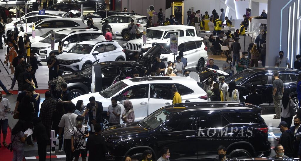 Pengunjung melihat kendaraan yang ditawarkan dalam ajang Indonesia International Motor Show (IIMS) 2023 di Jakarta International Expo, Kemayoran, Jakarta, Sabtu (18/2/2023). Pameran otomotif menjadi salah satu ajang bagi penggemar mobil untuk berburu mobil idaman. 