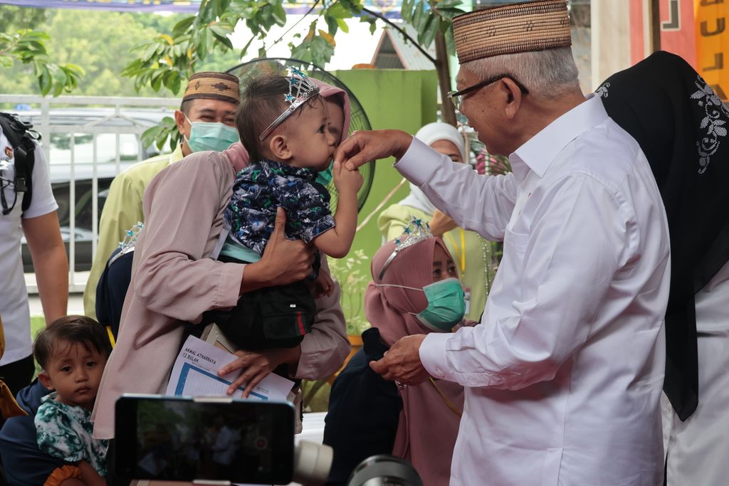 Seorang anak menyalami Wakil Presiden Maruf Amin di kantor Kelurahan Kayubulan, Kabupaten Gorontalo, Provinsi Gorontalo, Jumat (14/4/2023). Anak ini baru melewati status tengkes (<i>stunting</i>) setelah mendapatkan intervensi.