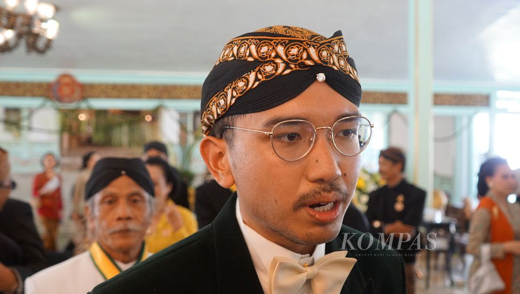 Pemimpin Pura Mangkunegaran KGPAA Mangkunegara X diwawancara awak media seusai peringatan ke-2 kenaikan takhtanya, di Pura Mangkunegaran, Kota Surakarta, Jawa Tengah, Senin (19/2/2024). 
