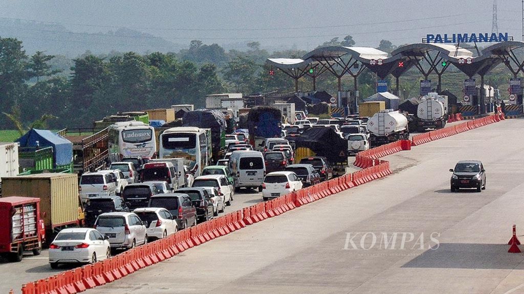 Antrean kendaraan terjadi di Gerbang Tol (GT) Palimanan arah ke Jakarta, Selasa (14/6) siang, di Kabupaten Cirebon, Jawa Barat. Penumpukan dipicu minimnya gardu tol yang dibuka, sedangkan pengendara harus bertransaksi.