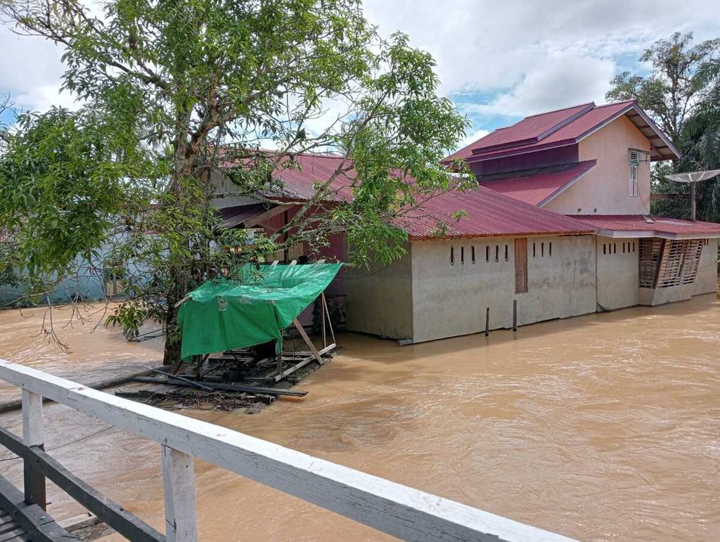 Banjir di Kecamatan Tanah Pinoh, Kabupaten Melawi, Kalimantan Barat, Senin (1/4/2024).