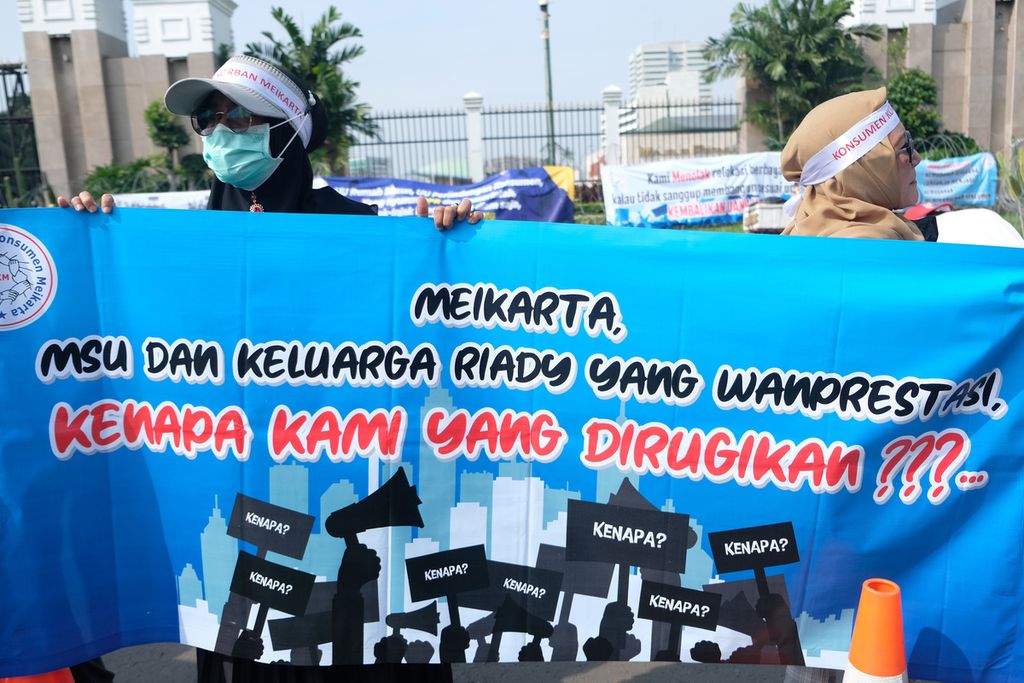 Salah satu spanduk dibentangkan peserta aksi berisi tuntutan mereka kepada Meikarta di depan Gedung DPR RI, Jakarta Pusat, Senin (5/12/2022). Mereka meminta pihak Meikarta untuk segera mengembalikan dana para konsumen dan membayar kompensasi atas kerugian yang mereka alami. 