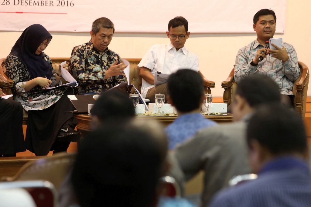 Para pembicara, (dari kiri ke kanan) Direktur Eksekutif Perludem Titi Anggraini, anggota Presidium KIPP Indonesia Kaka Suminta, Deputi JPPR Masykurudin Hafidz, dan Ketua KPU Juri Ardiantoro, menyampaikan sejumlah catatan terkait penyelenggaraan pemilu di Gedung KPU, Jakarta, Rabu (28/12).