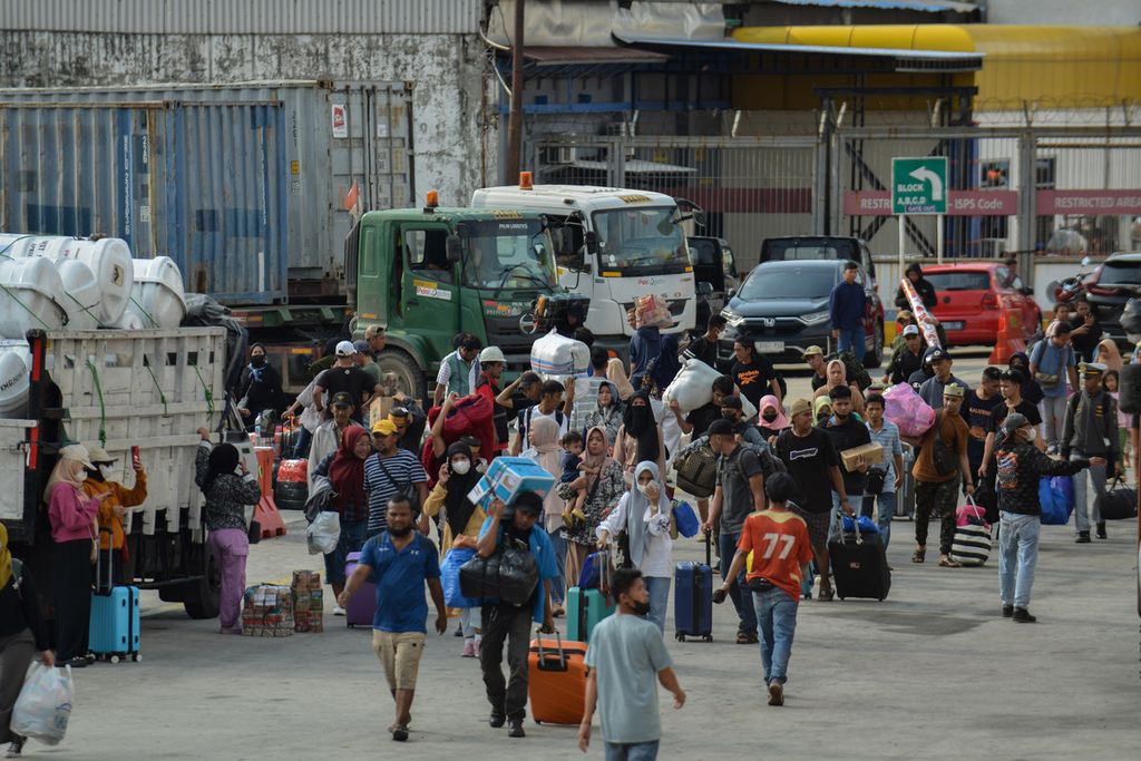 Para pemudik membawa barang bawaannya di Pelabuhan Tanjung Priok, Jakarta Utara, Sabtu (15/4/2023).