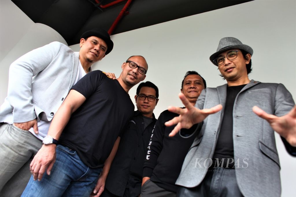 Padi Reborn adalah nama baru dari band Padi yang beranggota (dari kiri ke kanan) Andi Fadly Arifuddin, Surendro Prasetyo, Rindra Risyanto Noor, Ari Tri Sosianto, dan Satriyo Yudi Wahono.