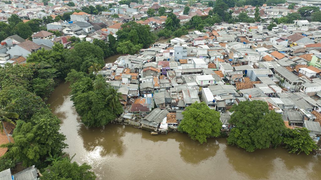 Aerial photo of the flow of the Ciliwung river in the Kampung Melayu area, Jatinegara, East Jakarta, which borders Bukit Duri, Tebet, South Jakarta, Friday (21/10/2022). Acting Governor of DKI Jakarta Heru Budi Hartono continues to normalize the Ciliwung River to handle floods in the capital city.