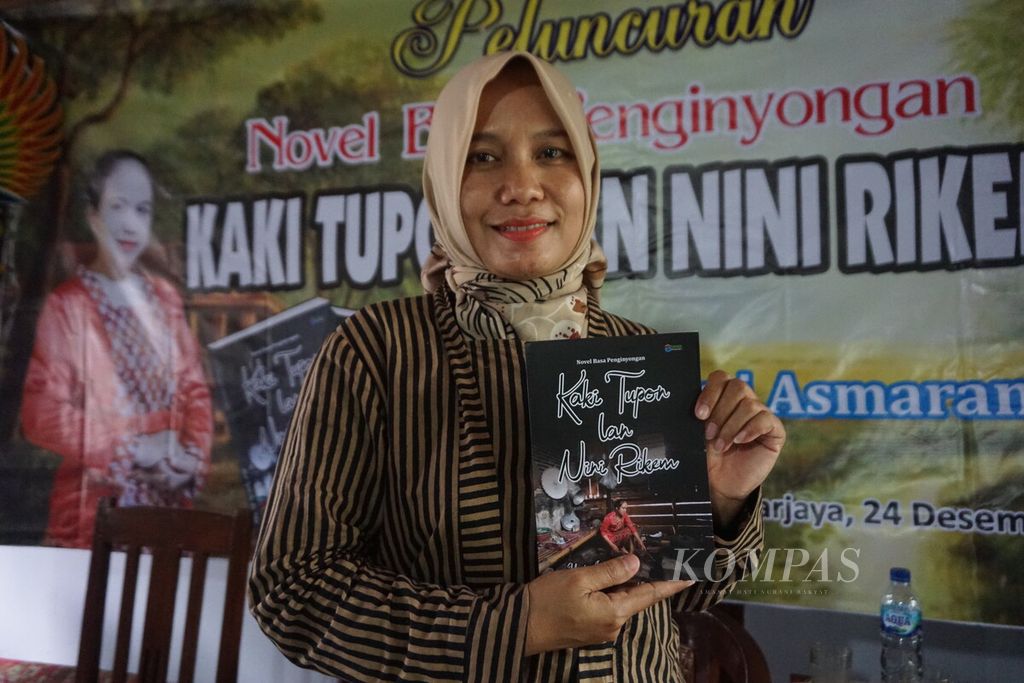 Sumiyati menunjukkan novel "Kaki Tupon lan Nini Rikem" di Gubug Carablaka, Kabupaten Banyumas, Jateng, Sabtu (24/12/2022).