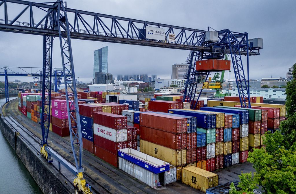 Foto yang diambil pada 28 Juli 2023 memperlihatkan kegiatan di pelabuhan kontainer Frankfurt, Jerman. 
