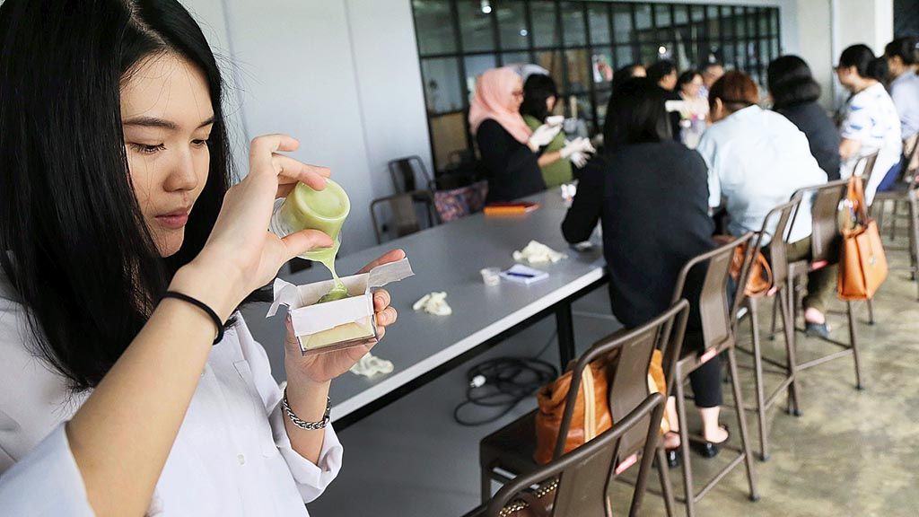 Peserta mencetak adonan jus, minyak goreng, dan soda api ke dalam cetakan untukmembuat sabun dari jus dan minyak dalam kelas pembuatan sabun di Jakarta Creative Hub, Jakarta, Sabtu (24/3).