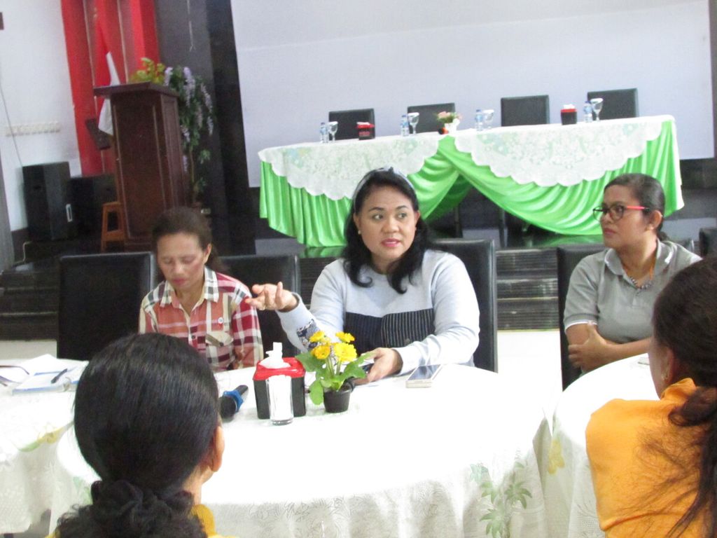 Anita Gah (kedua dari kiri) bersama koordinator guru honorer lulus PG 2021, Dina Nomleni (kiri), dan Agus H (kanan) dalam pertemuan dengan perwakilan para guru honorer di Kupang, NTT, Sabtu (25/2/2023).