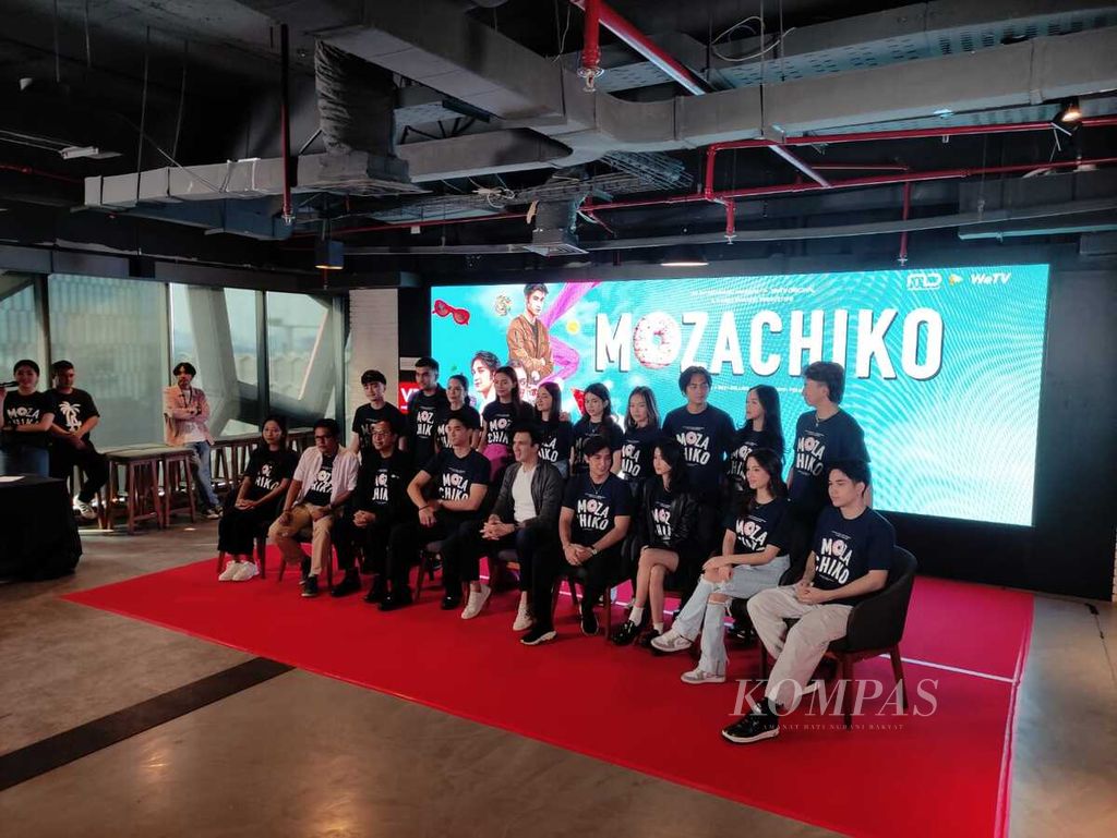 Kerabat kerja Mozachiko berfoto menyampaikan penjelasannya seusai konferensi pers serial tersebut di Jakarta, Jumat (2/6/2023).