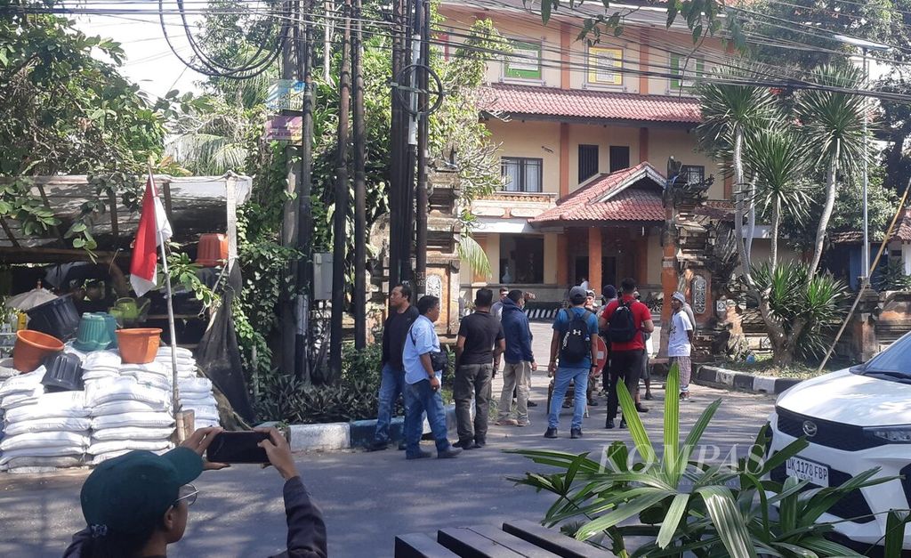 Sekelompok orang berjaga dan menghalangi akses ke hotel lokasi acara Forum Air untuk Rakyat di Kota Denpasar, Bali, Rabu (22/5/2024). 