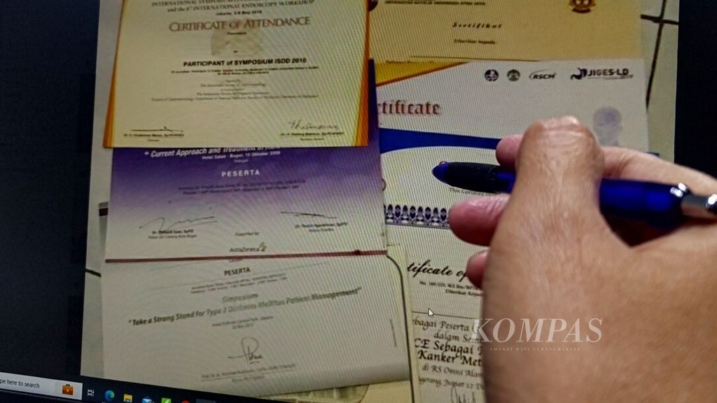 Kumpulan sertifikat seminar bernilai satuan kredit profesi (SKP) tanpa nama yang dikumpulkan dokter T di Jakarta, pertengahan Juni 2023.