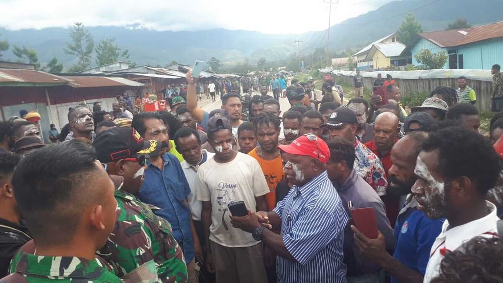Aparat TNI AD berupaya bernegosiasi dengan massa untuk menghentikan kerusuhan di Wamena, ibu kota Kabupaten Jayawijaya, Papua Pegunungan, pada Kamis (23/2/2023).
