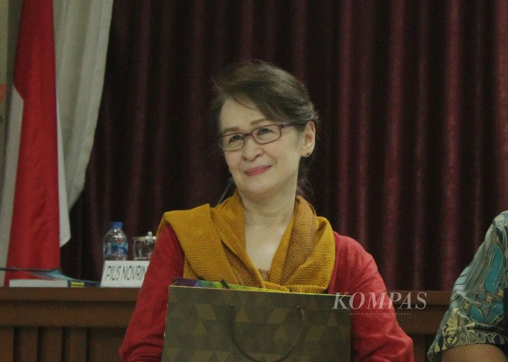 Perempuan filsuf dan astronom Karlina Supelli menghadiri peluncuran buku berjudul “Menemukan Allah dalam Sains dan Manusia” di Sekolah Tinggi Filsafat (STF) Driyarkara, Jakarta, Minggu Sabtu (13/5/2023).