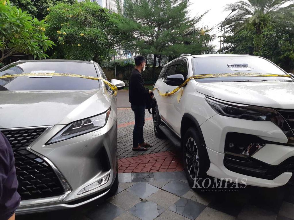 Polisi menyita dua mobil milik pelaku investasi bodong Robot Trading Fahrenheit. Mobil itu ditunjukkan ke publik di Polda Metro Jaya, Selasa (22/3/2022) sore.