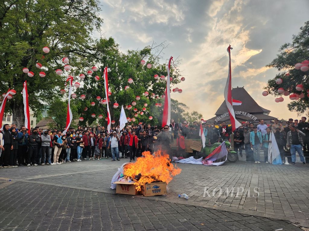 Para mahasiswa membakar ban dalam aksi unjuk rasa, di Balai Kota Surakarta, Jawa Tengah, Kamis (22/8/2024).