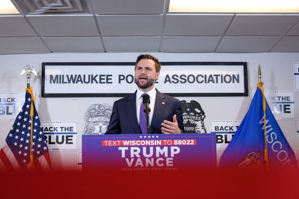 Calon wakil presiden Amerika Serikat dari Partai Republik, JD Vance, berkampanye di hadapan Asosiasi Polisi Milwaukee di Negara Bagian Wisconsin, 16 Agustus 2024.