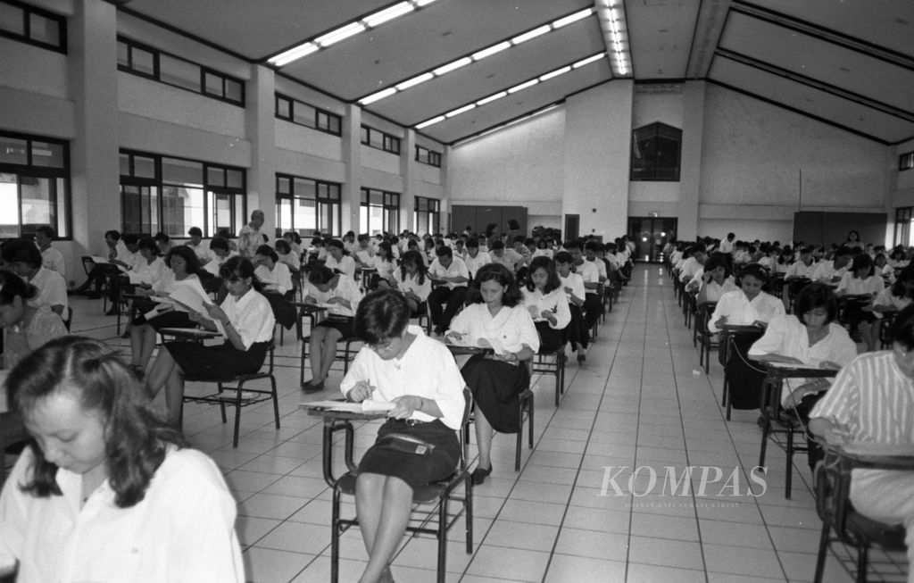 Inilah para calon dokter PTS yang untuk pertama kalinya menjalani ujian negara oleh Kopertis, 6–16 September 1993 di Jakarta.