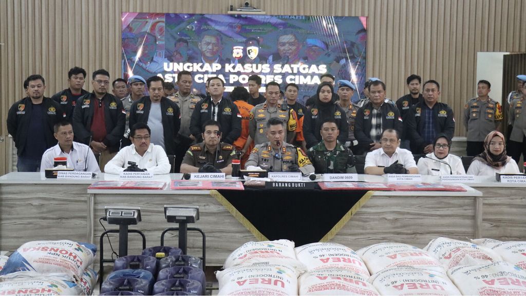 Kepala Polres Cimahi Ajun Komisaris Besar Tri Suhartanto memublikasikan kasus penimbunan pupuk bersubsidi di Kabupaten Bandung Barat, Jawa Barat, Rabu (13/11/2024). Polisi menangkap tiga pelaku dalam kasus ini.