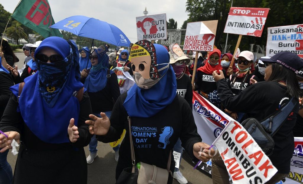 Buruh perempuan dari berbagai kelompok menggelar aksi memperingati Hari Perempuan Internasional di Taman Aspirasi, seberang Istana Merdeka, Jakarta, Minggu (8/3/2020).