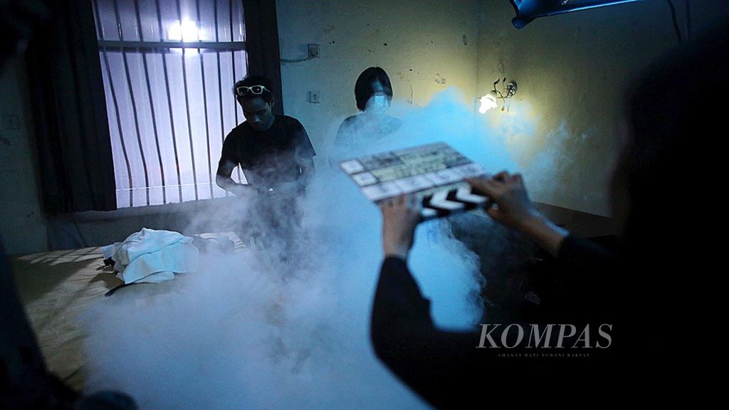 Suasana proses produksi film horor di sebuah rumah di kawasan Jatinegara, Jakarta, Selasa (26/9/2017).