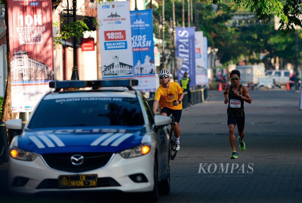 Robi Syianturi berlari dalam lomba Semarang 10K Powered by Isoplus di Kota Semarang, Jawa Tengah, Minggu (18/12/2022). Robi berhasil menjadi pelari putra nasional tercepat dalam ajang tersebut.