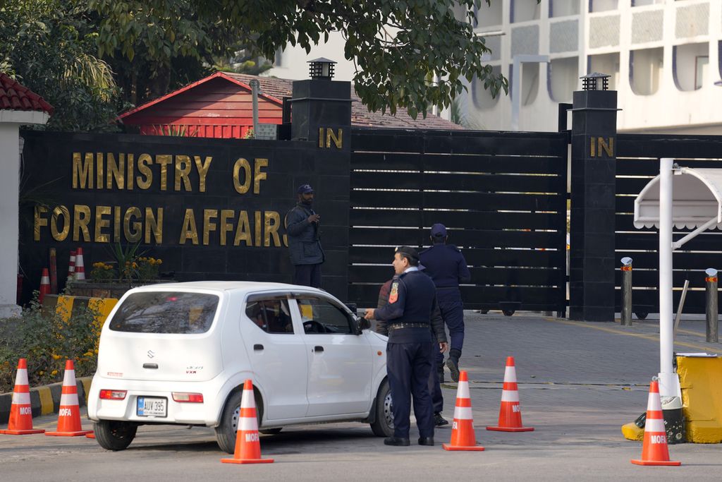 Petugas polisi menggeledah sebuah mobil di gerbang masuk utama Kementerian Luar Negeri Pakistan, di Islamabad, Pakistan, Kamis (18/1/2024). 