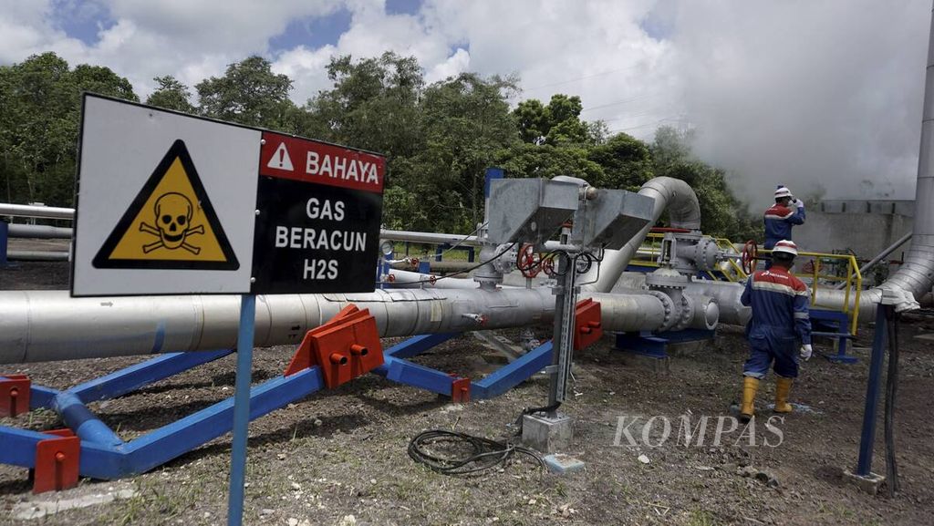 Teknisi memeriksa saluran uap air panas dari separator di Pembangkit Listrik Tenaga Panas Bumi (PLTP) Binary Organic Rankine Cycle (ORC) berkapasitas 500 KW yang dikelola PT Pertamina Geothermal Energy (PGE) di Lahendong, Tomohon, Sulawesi Utara, Senin (25/4/2022). 