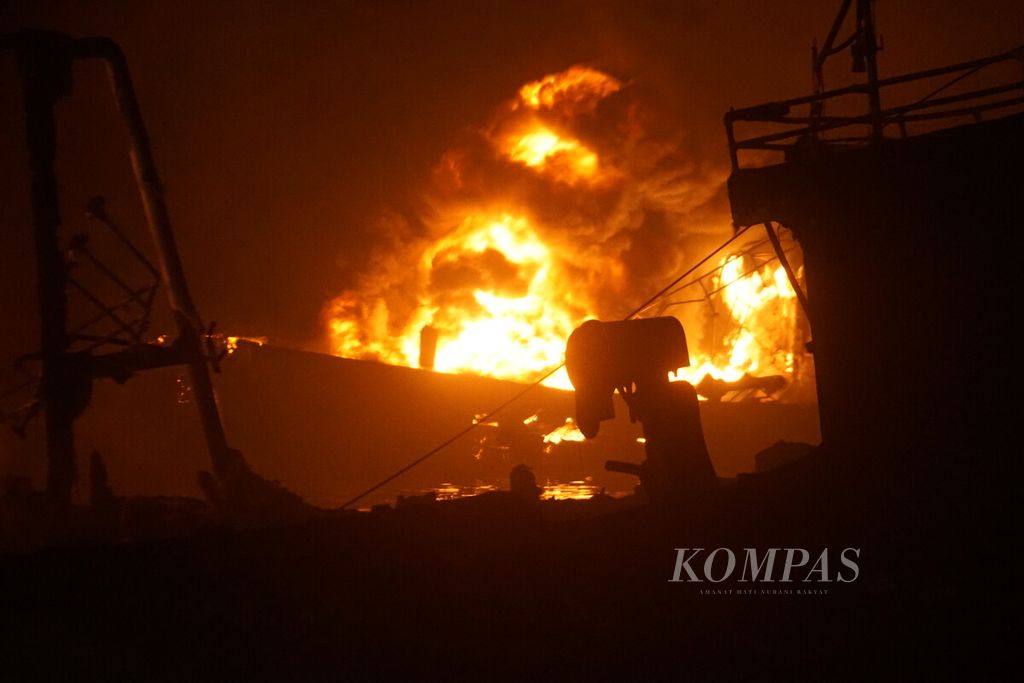 Empat kapal terbakar di Pelabuhan Perikanan Samudera Cilacap, Jawa Tengah, Kamis (25/4/2024) malam. Tidak ada korban jiwa dalam kebakaran ini.