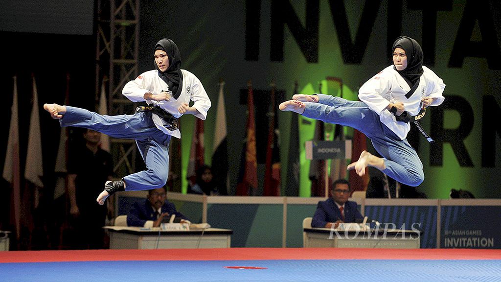 Taekwondoin Indonesia beraksi dalam nomor poomsae beregu putri pada uji coba kejuaraan Asian Games 2018 di JIExpo, Kemayoran, Jakarta, Sabtu (10/2). Tim putri Indonesia meraih medali emas.